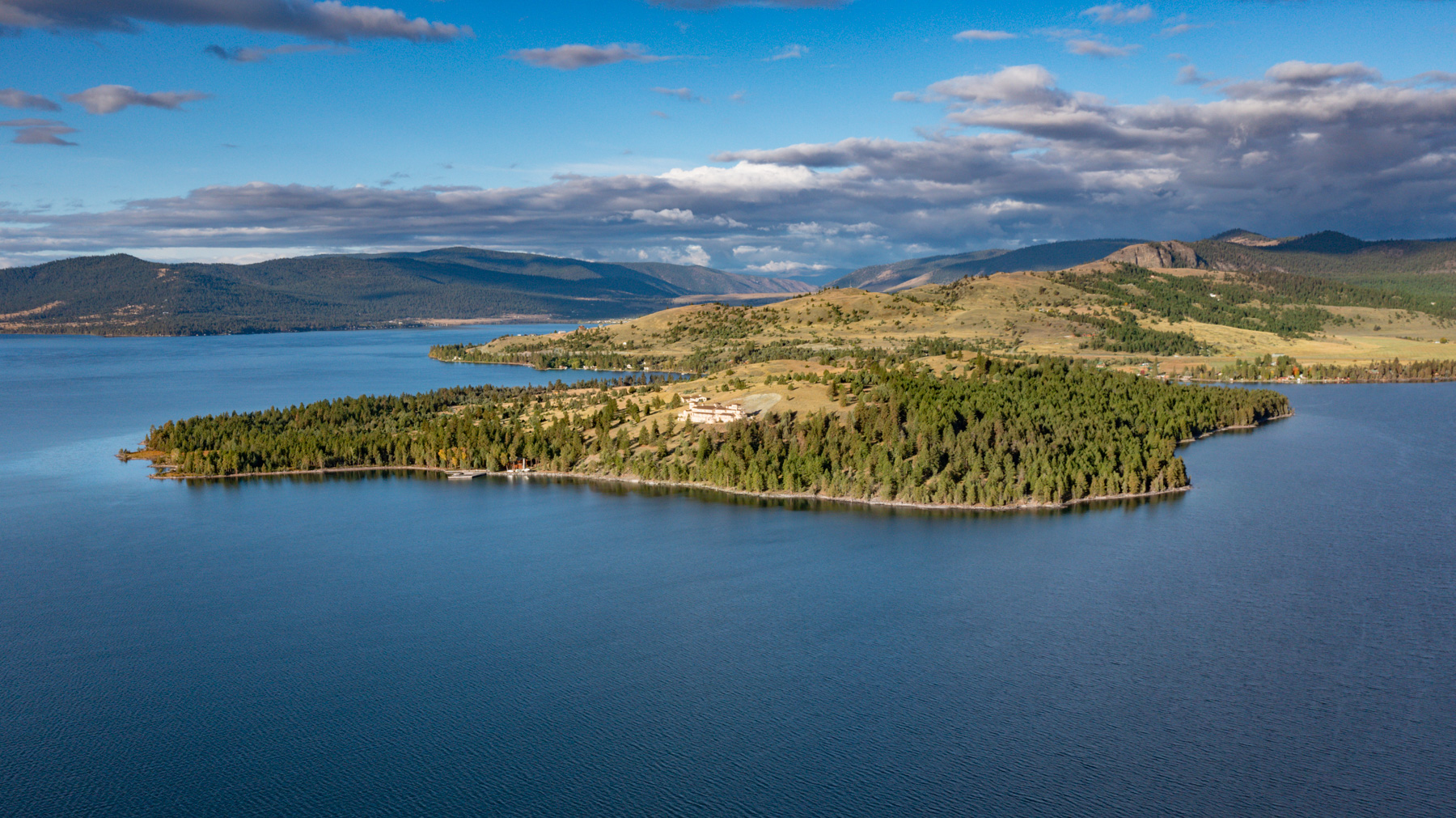 imagen 1 de A la venta una isla con casa mansión y embarcadero incluido en el lago Flathead.