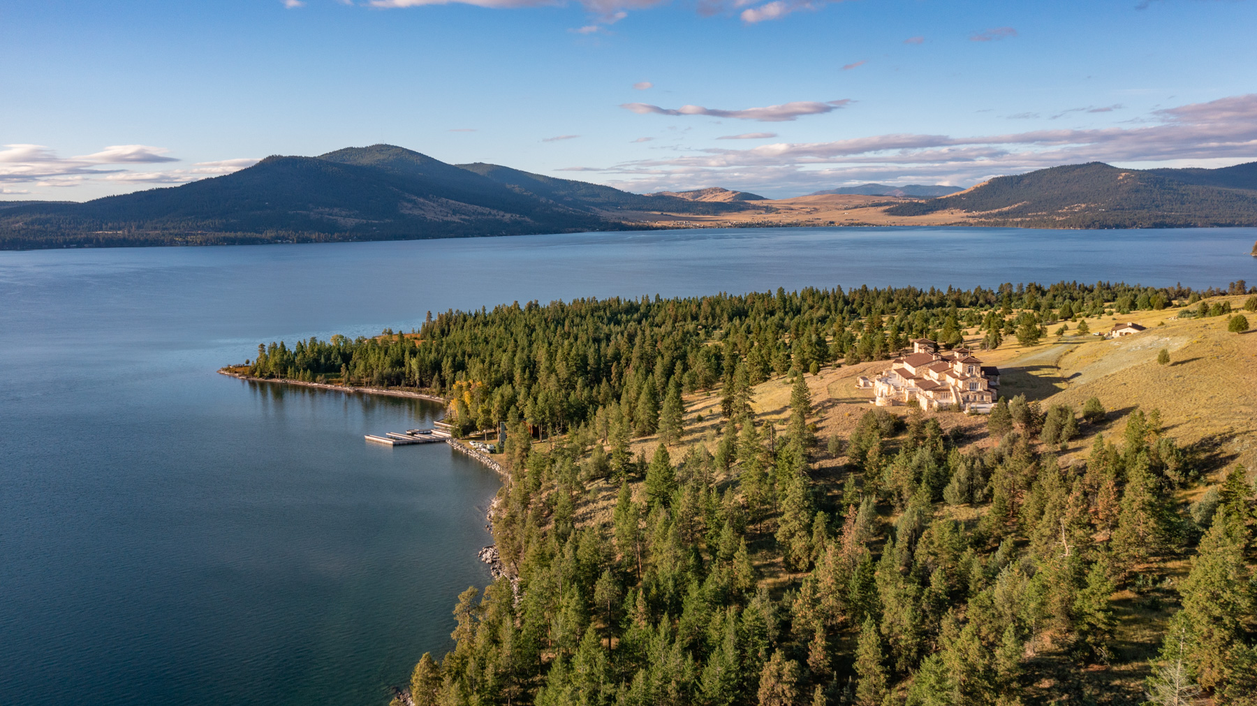 imagen 2 de A la venta una isla con casa mansión y embarcadero incluido en el lago Flathead.
