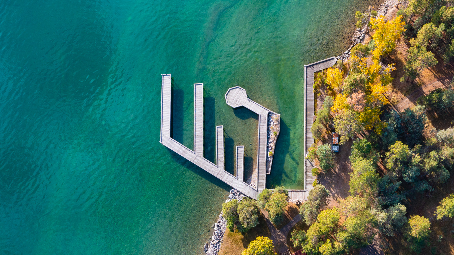 imagen 5 de A la venta una isla con casa mansión y embarcadero incluido en el lago Flathead.