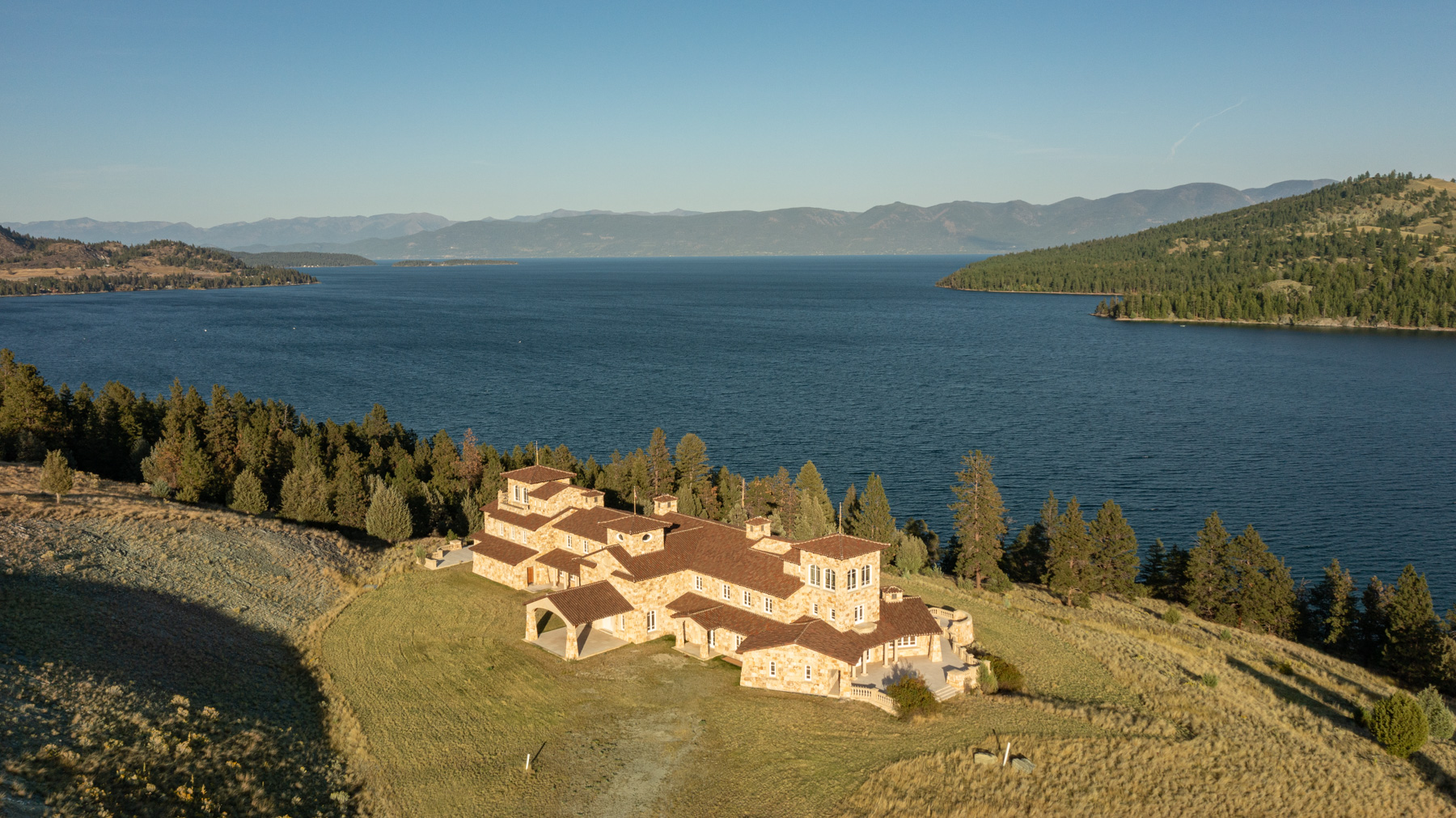 imagen 7 de A la venta una isla con casa mansión y embarcadero incluido en el lago Flathead.