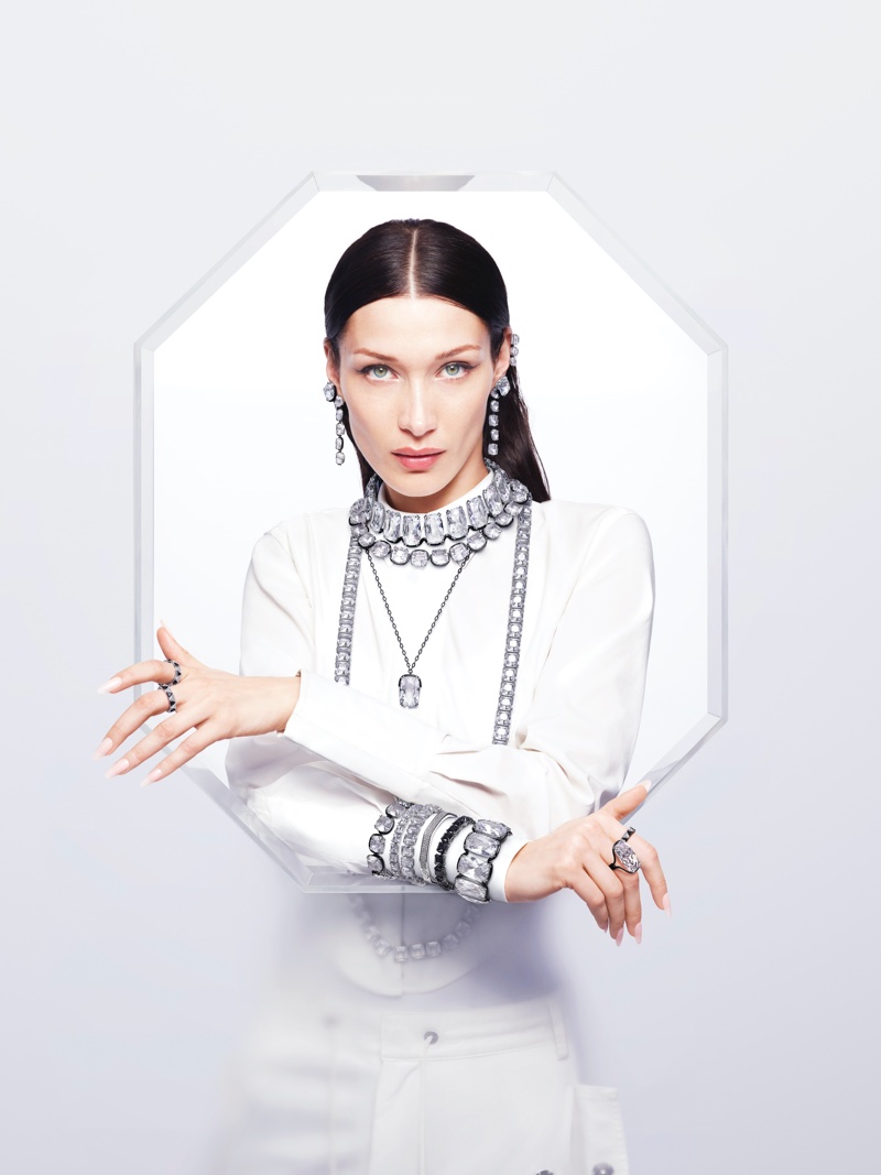 imagen 2 de Bella Hadid nos presenta el sofisticado mundo de color y joyas de Swarovski.