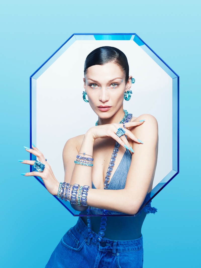 imagen 7 de Bella Hadid nos presenta el sofisticado mundo de color y joyas de Swarovski.