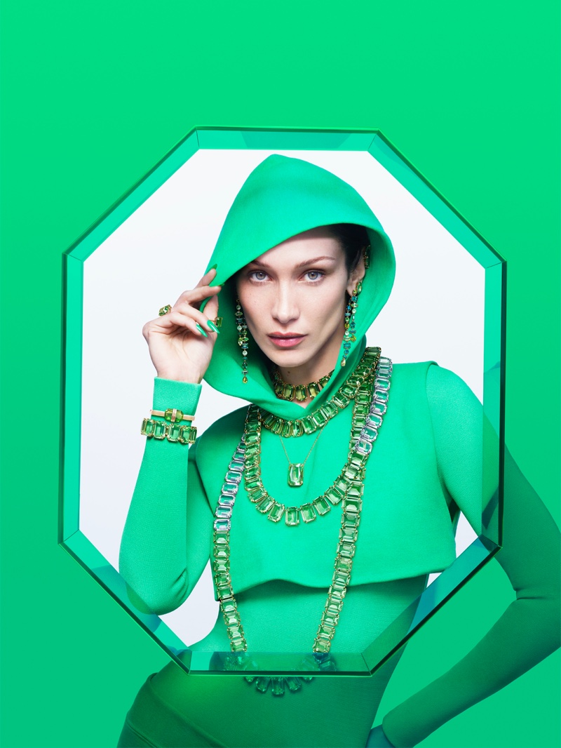 imagen 6 de Bella Hadid nos presenta el sofisticado mundo de color y joyas de Swarovski.