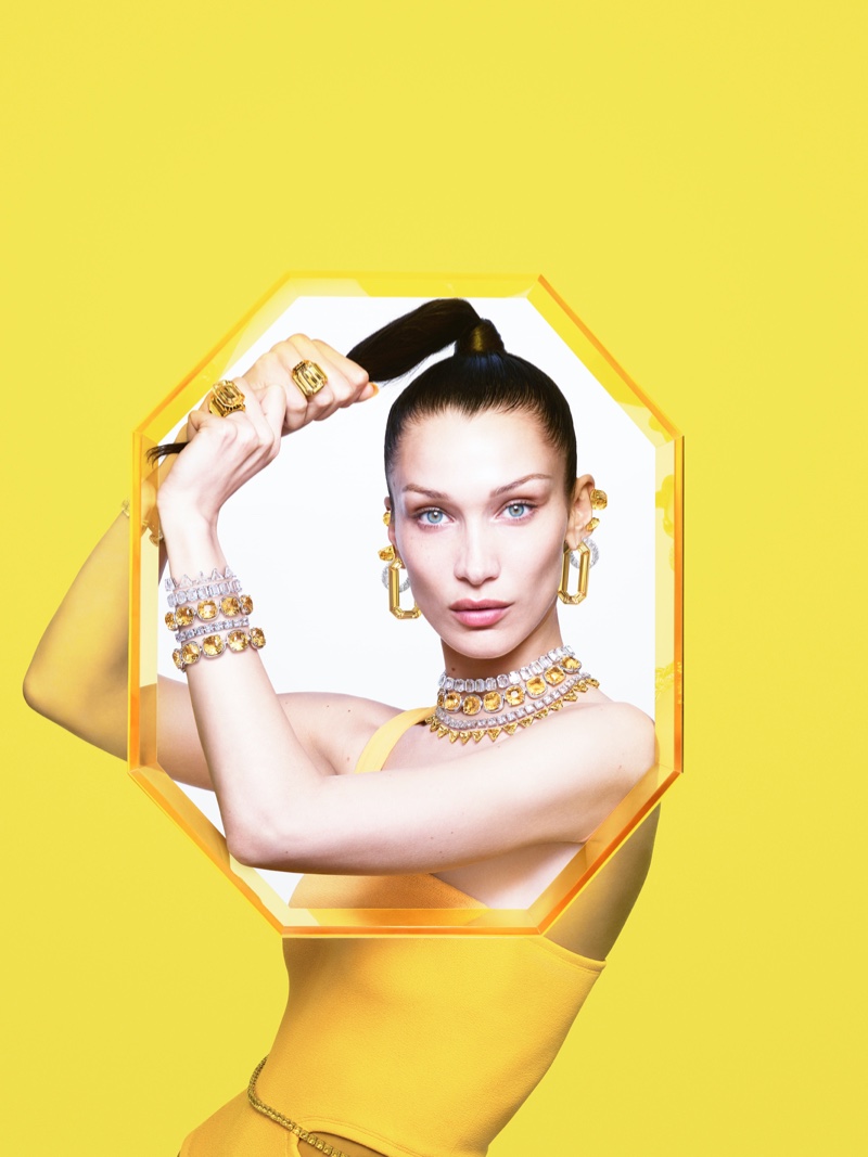 imagen 3 de Bella Hadid nos presenta el sofisticado mundo de color y joyas de Swarovski.