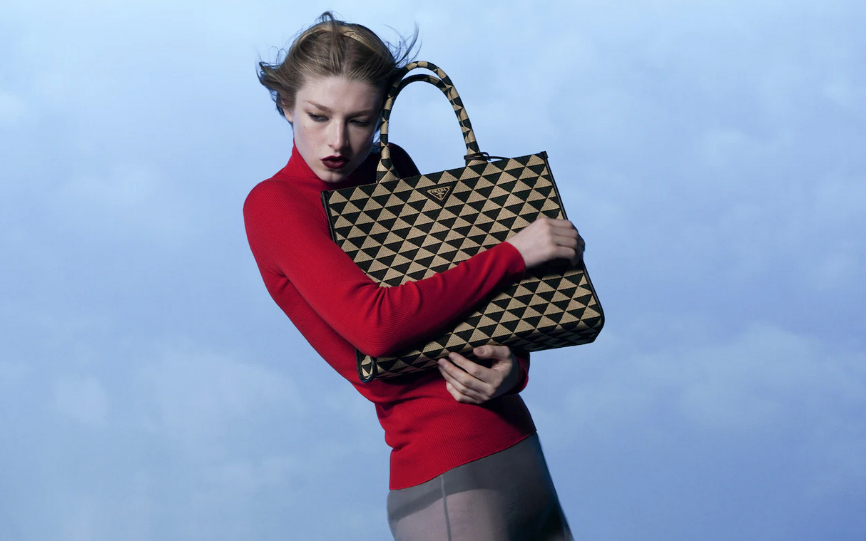 imagen 1 de The Symbole, un bolso y un nuevo clásico de Prada.