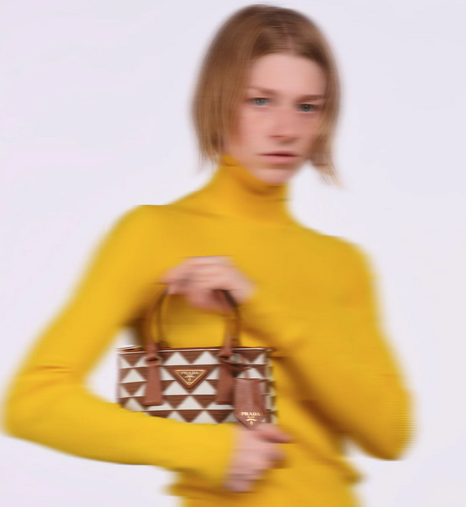 imagen 4 de The Symbole, un bolso y un nuevo clásico de Prada.