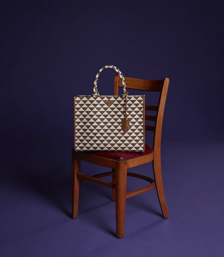 imagen 6 de The Symbole, un bolso y un nuevo clásico de Prada.