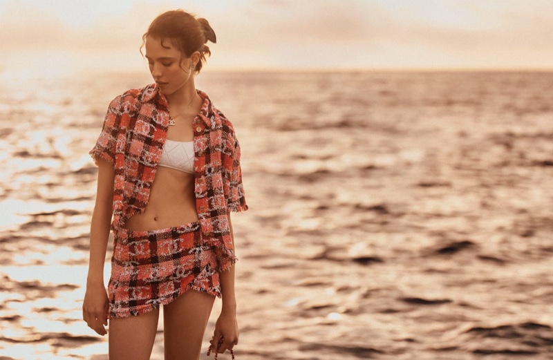 imagen 2 de Margaret Qualley presenta la colección de playa y verano de Chanel Coco Beach.