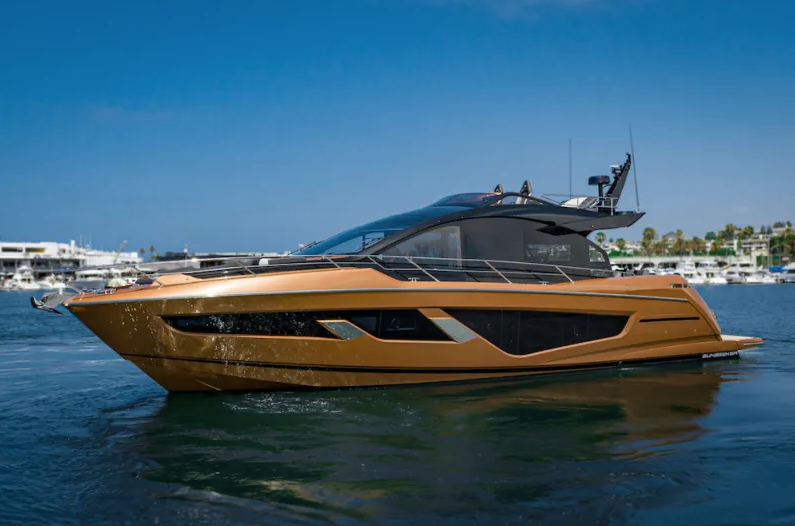 imagen 1 de ¿Te comprarías un yate en color bronce? Antes de responder descubre el Sunseeker 65 Sport Yacht en ese color…