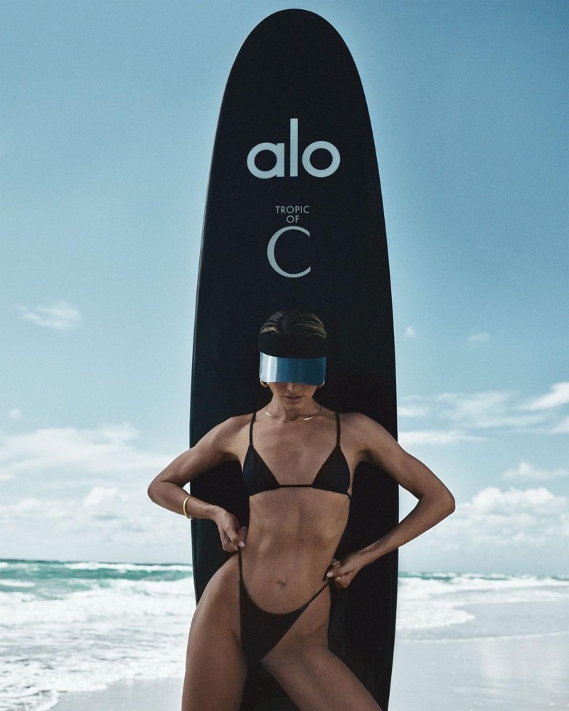 imagen 3 de Tropic of C y Alo Yoga presentan una sugerente colección de bikinis y bañadores.