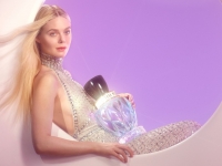 Elle Fanning presenta una nueva fragancia Miu Miu.