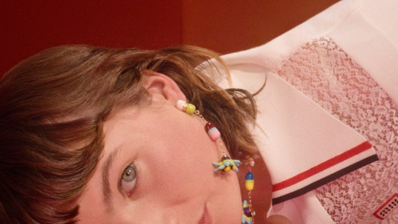 Isadora Bjarkardóttir Barney, la hija de Björk, presenta las nuevas joyas Miu Miu.
