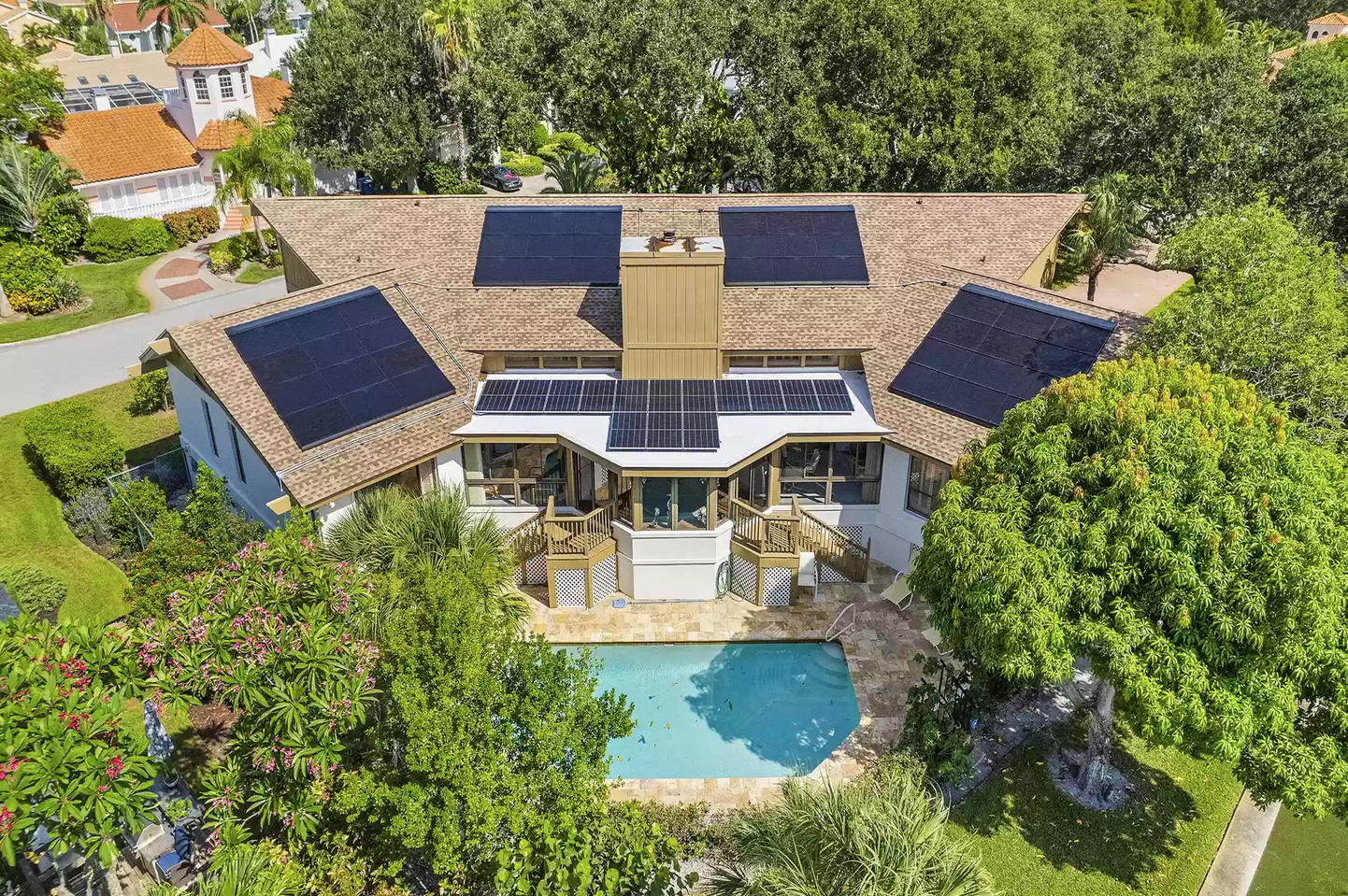 imagen 1 de Así es la casa que el grupo ABBA construyó en Florida. Está en venta.
