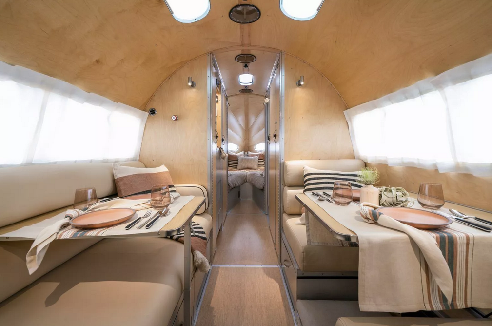 imagen 4 de Bowlus Volterra Electric Camper, una caravana para irte de glamping.