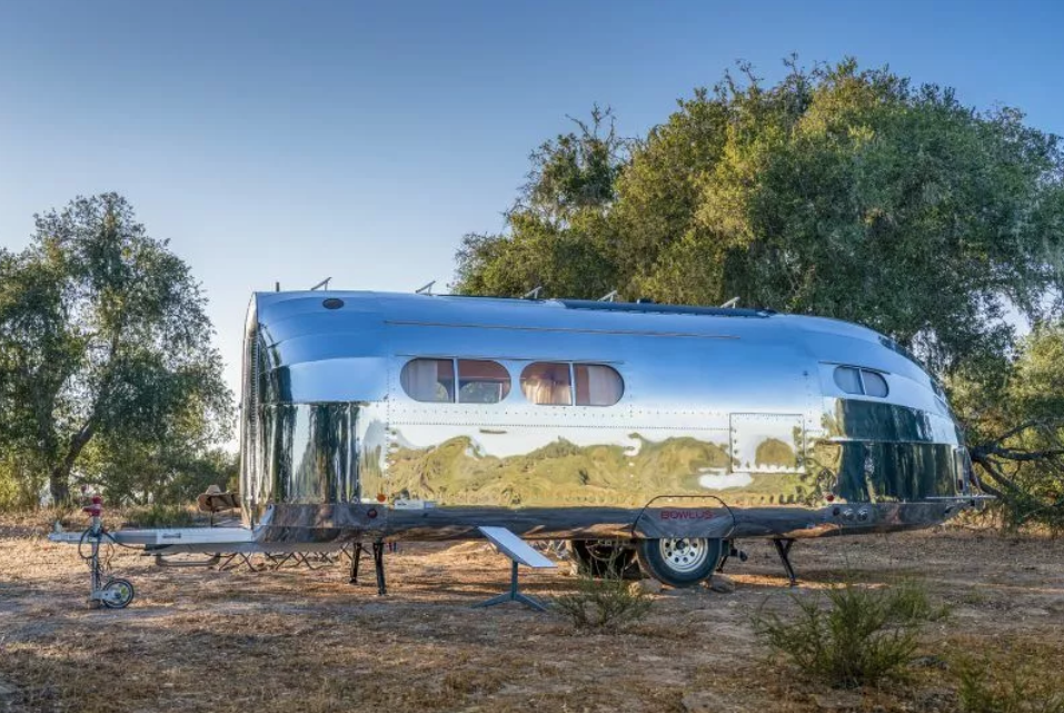 imagen 9 de Bowlus Volterra Electric Camper, una caravana para irte de glamping.