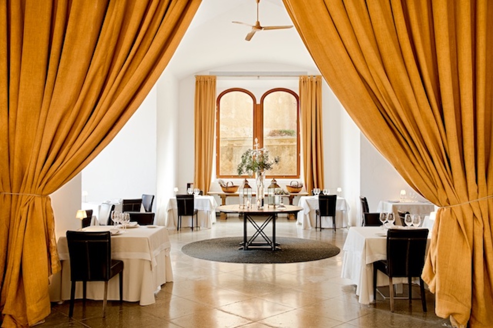 imagen 12 de La Fortaleza, el restaurante de Cap Rocat, marida con champagne Ruinart.