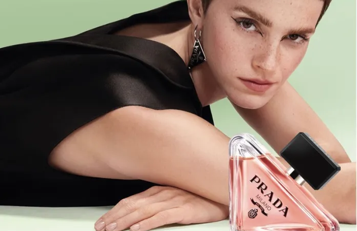 Prada Paradoxe: Emma Watson, Prada y el olor de una paradoja.