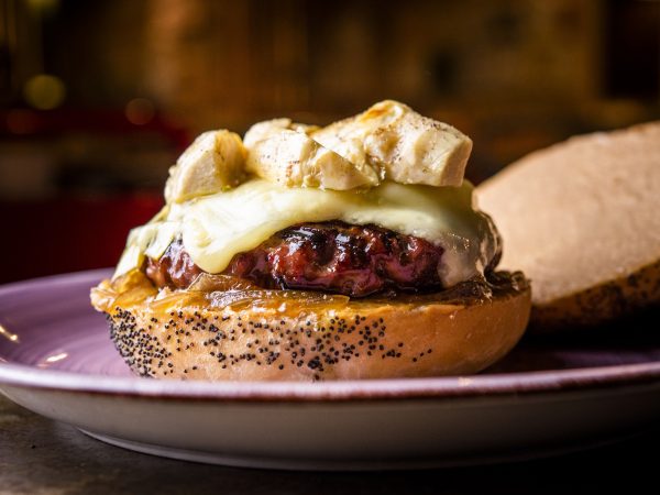 Prepárate para celebrar el día internacional de la hamburguesa con queso.