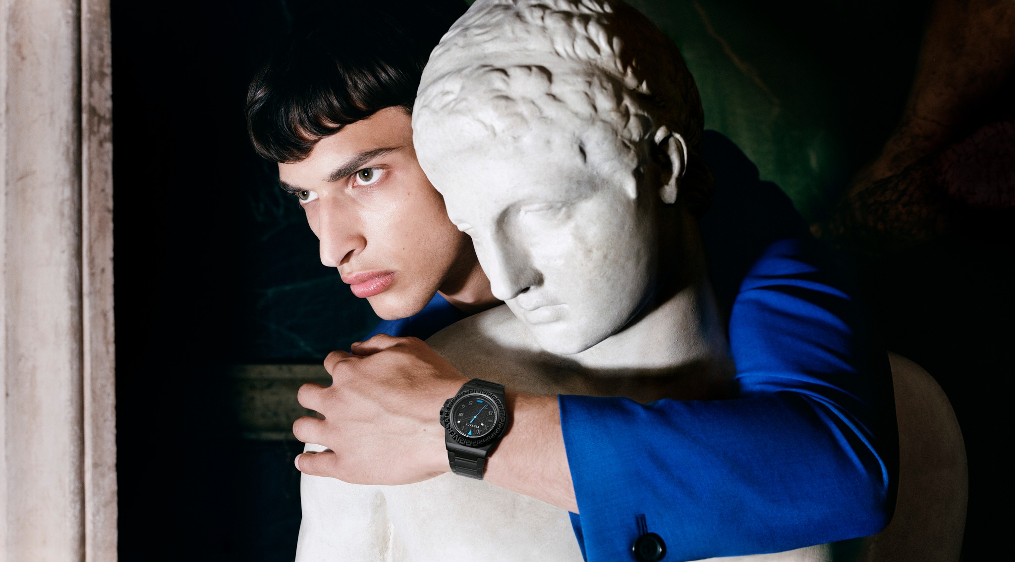 imagen 3 de El abrazo del tiempo y Versace.
