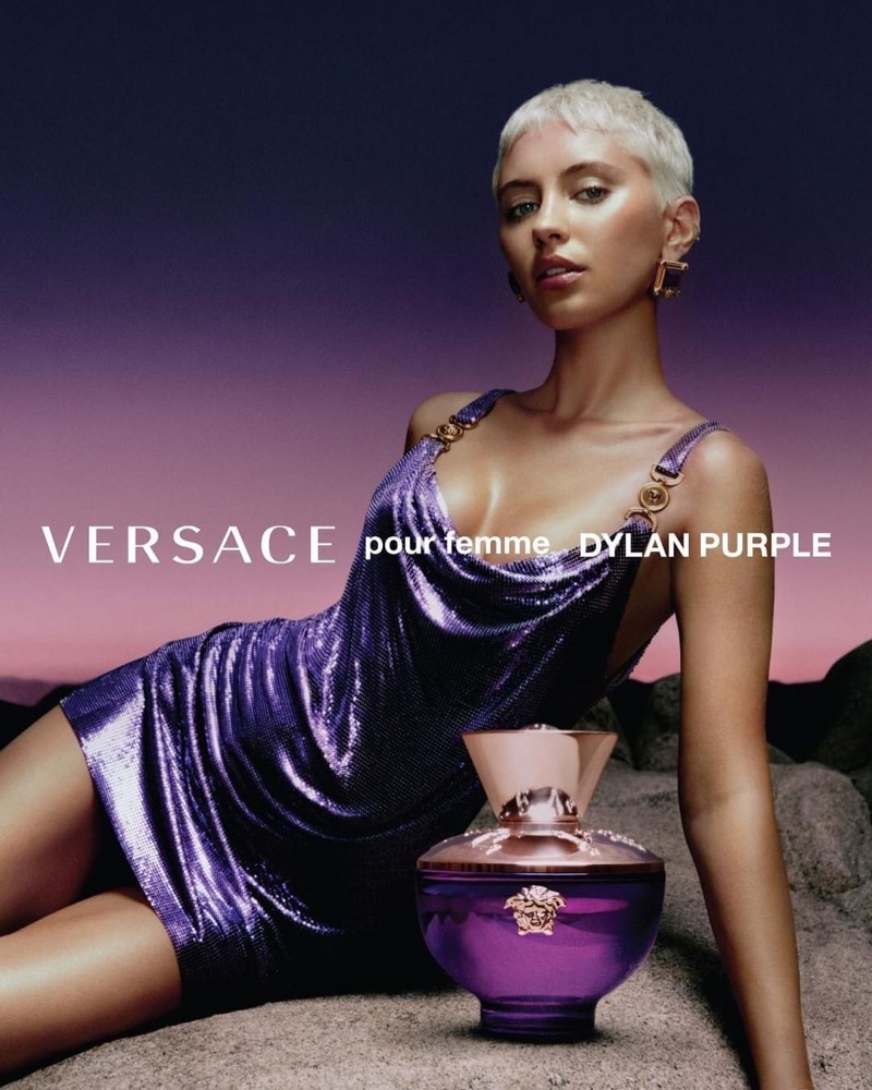 imagen 4 de Iris Law protagoniza la campaña del perfume de Versace Dylan Purple.