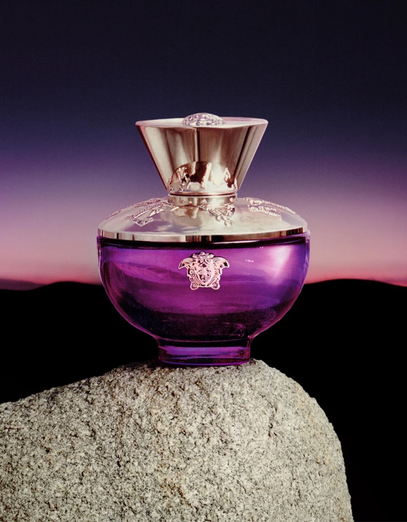 imagen 3 de Iris Law protagoniza la campaña del perfume de Versace Dylan Purple.