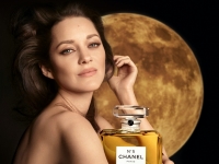 Marion Cotillard se viste con Chanel nº5 y solo con Chanel nº5.