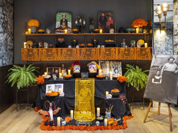 No te puedes perder el altar de muertos diseñado por Daniel Espinosa en el hotel TÓTEM Madrid.