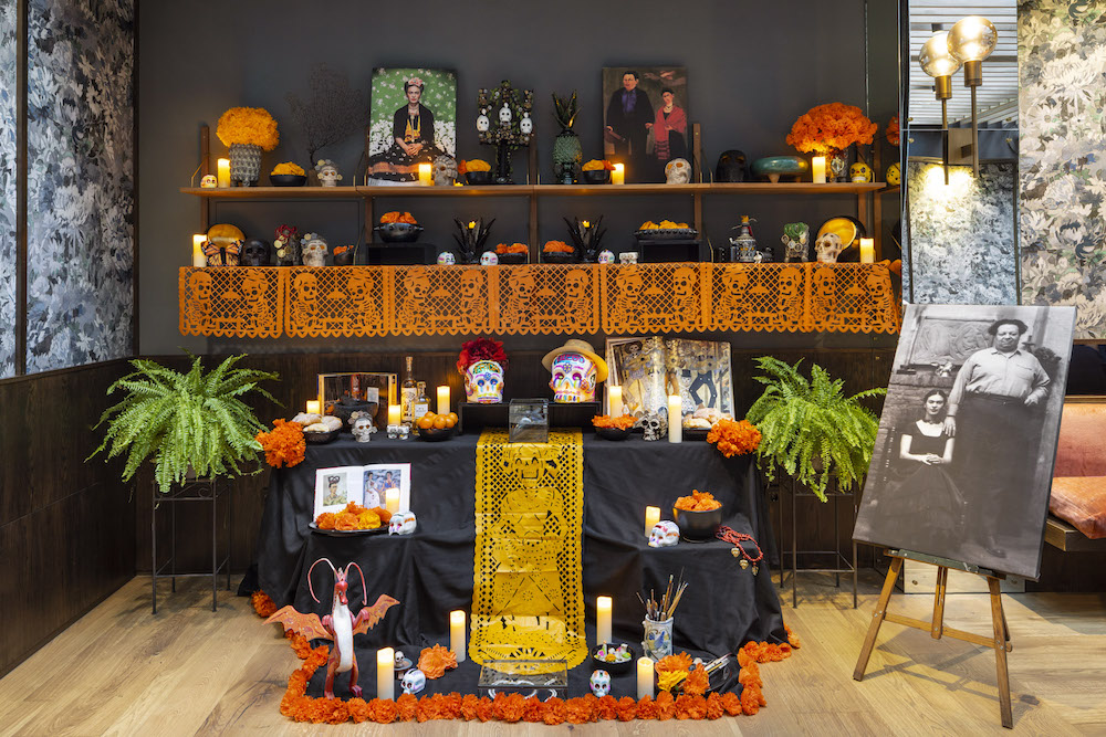 imagen 1 de No te puedes perder el altar de muertos diseñado por Daniel Espinosa en el hotel TÓTEM Madrid.