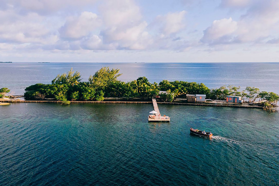 imagen 1 de Sale a la venta Coral Caye Island, la paradisíaca isla que alquiló Francis Ford Coppola.
