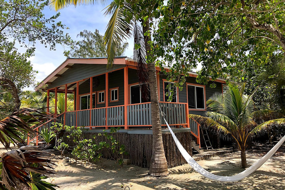 imagen 2 de Sale a la venta Coral Caye Island, la paradisíaca isla que alquiló Francis Ford Coppola.