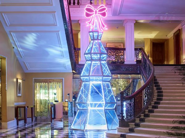 Así es el árbol de Navidad del Claridge’s diseñado por Jimmy Choo.