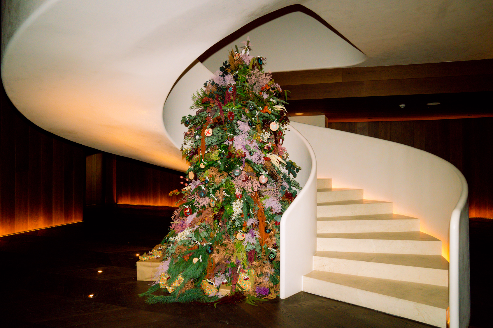 imagen 1 de Así es el árbol de Navidad del hotel The Edition Madrid.