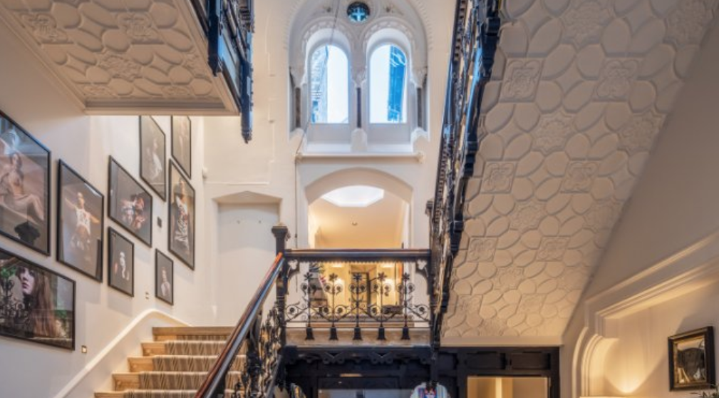 imagen 7 de Boy George vende su espectacular villa gótica en Londres.
