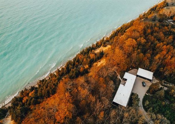 Evenfall House, un refugio de lujo en el lago Michigan.