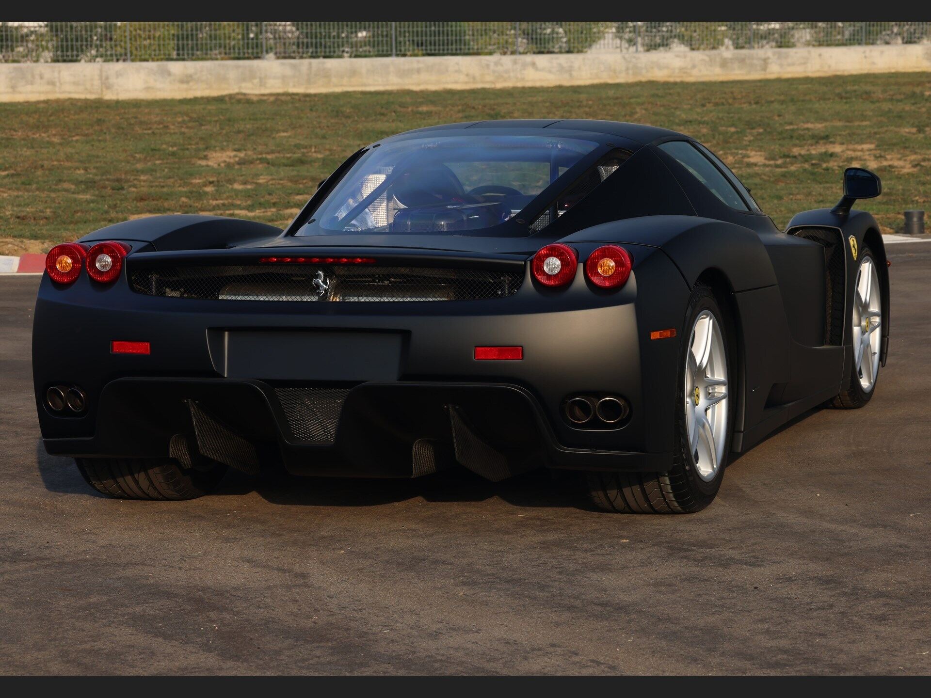 imagen 5 de Sale a subasta un Ferrari Enzo negro mate único excepcional.