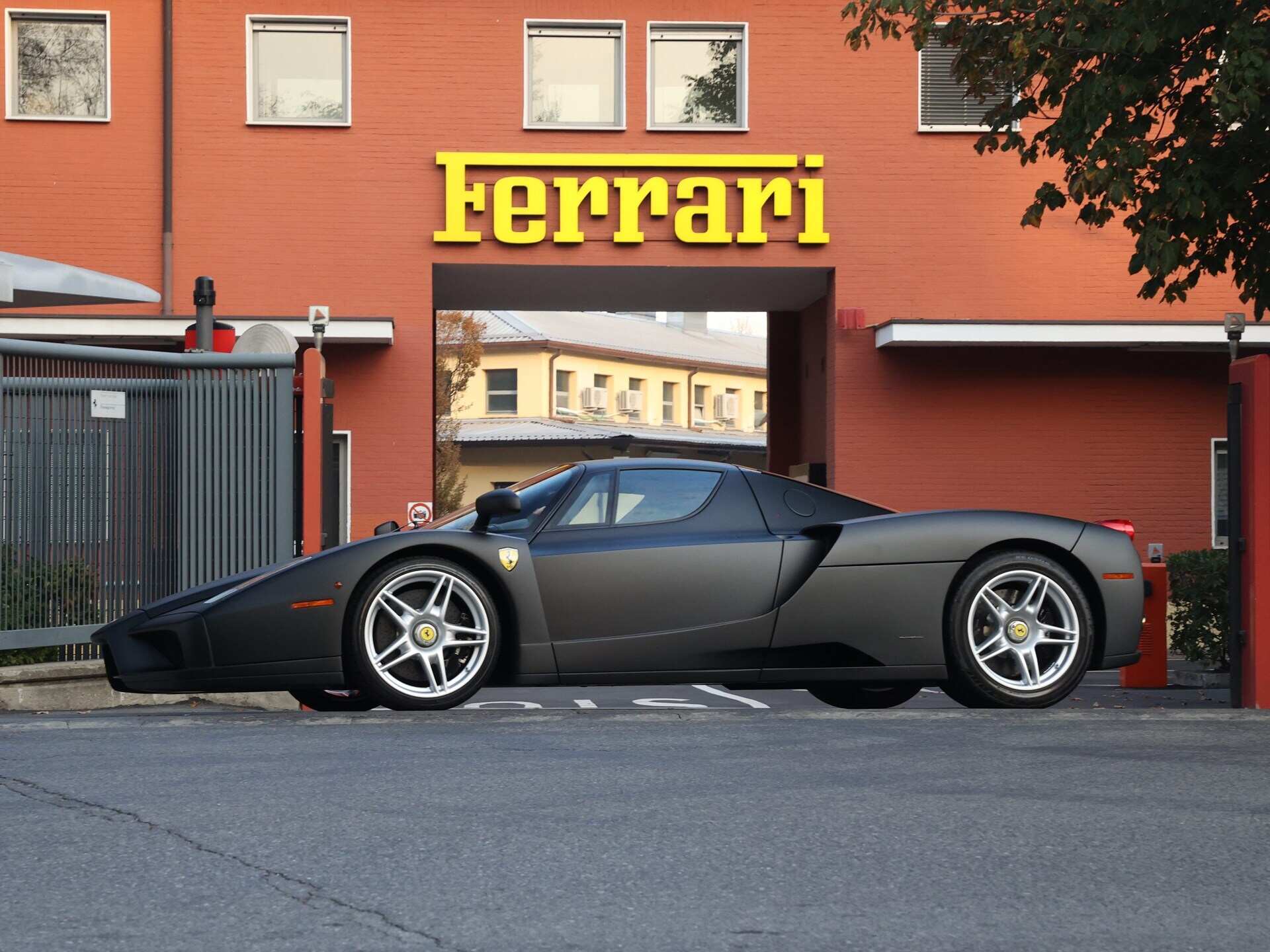 imagen 1 de Sale a subasta un Ferrari Enzo negro mate único excepcional.