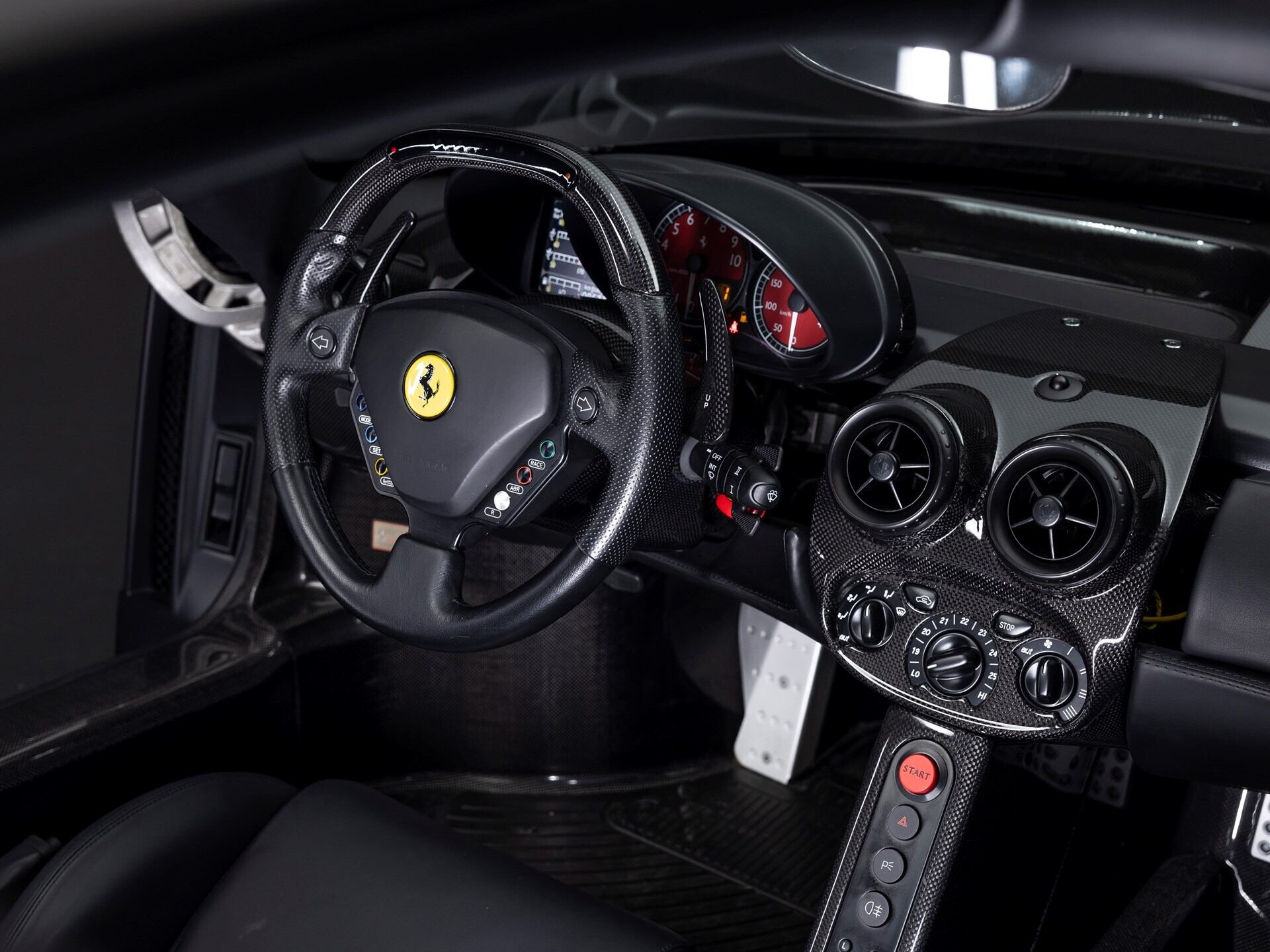 imagen 17 de Sale a subasta un Ferrari Enzo negro mate único excepcional.