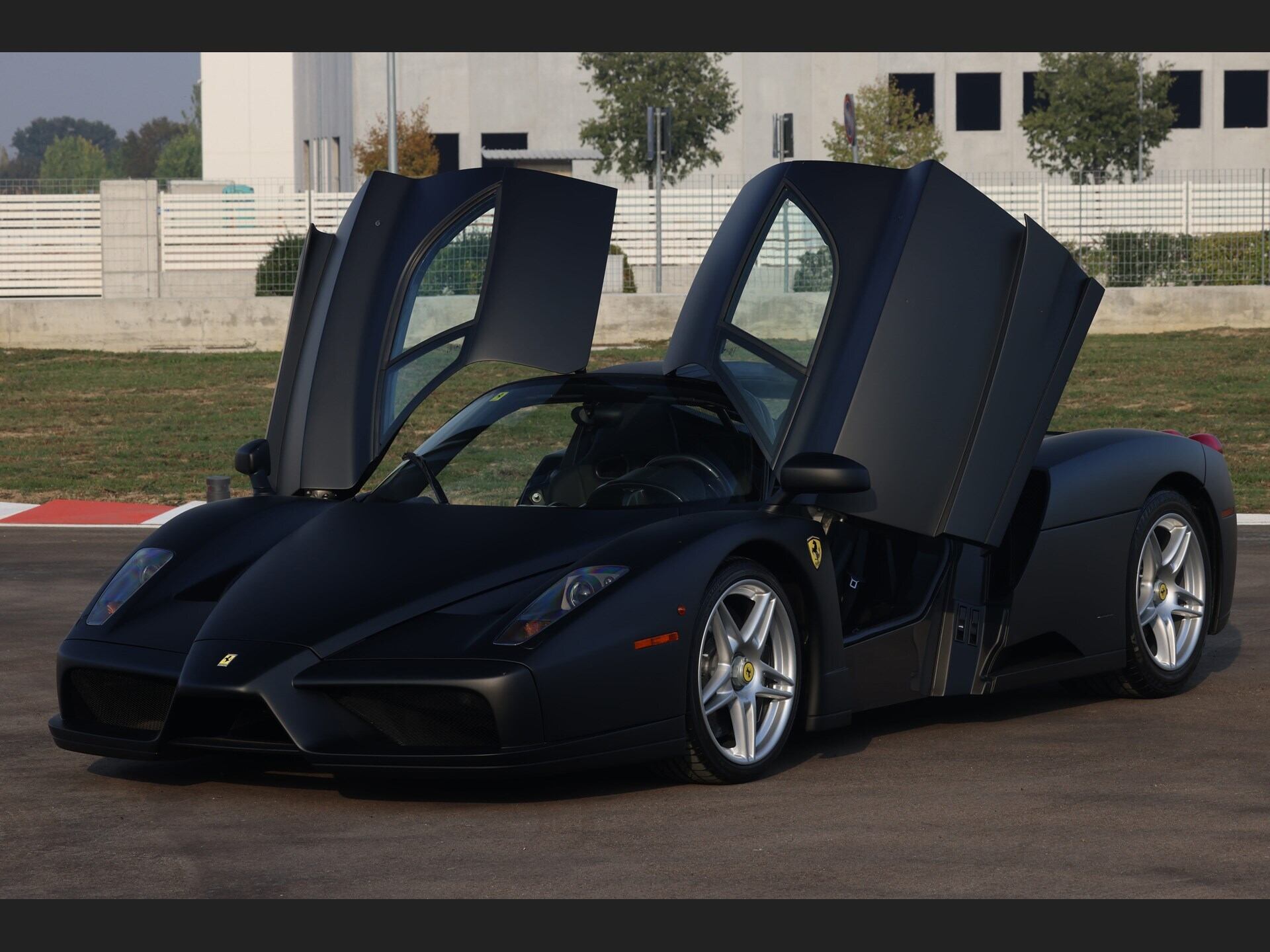 imagen 4 de Sale a subasta un Ferrari Enzo negro mate único excepcional.