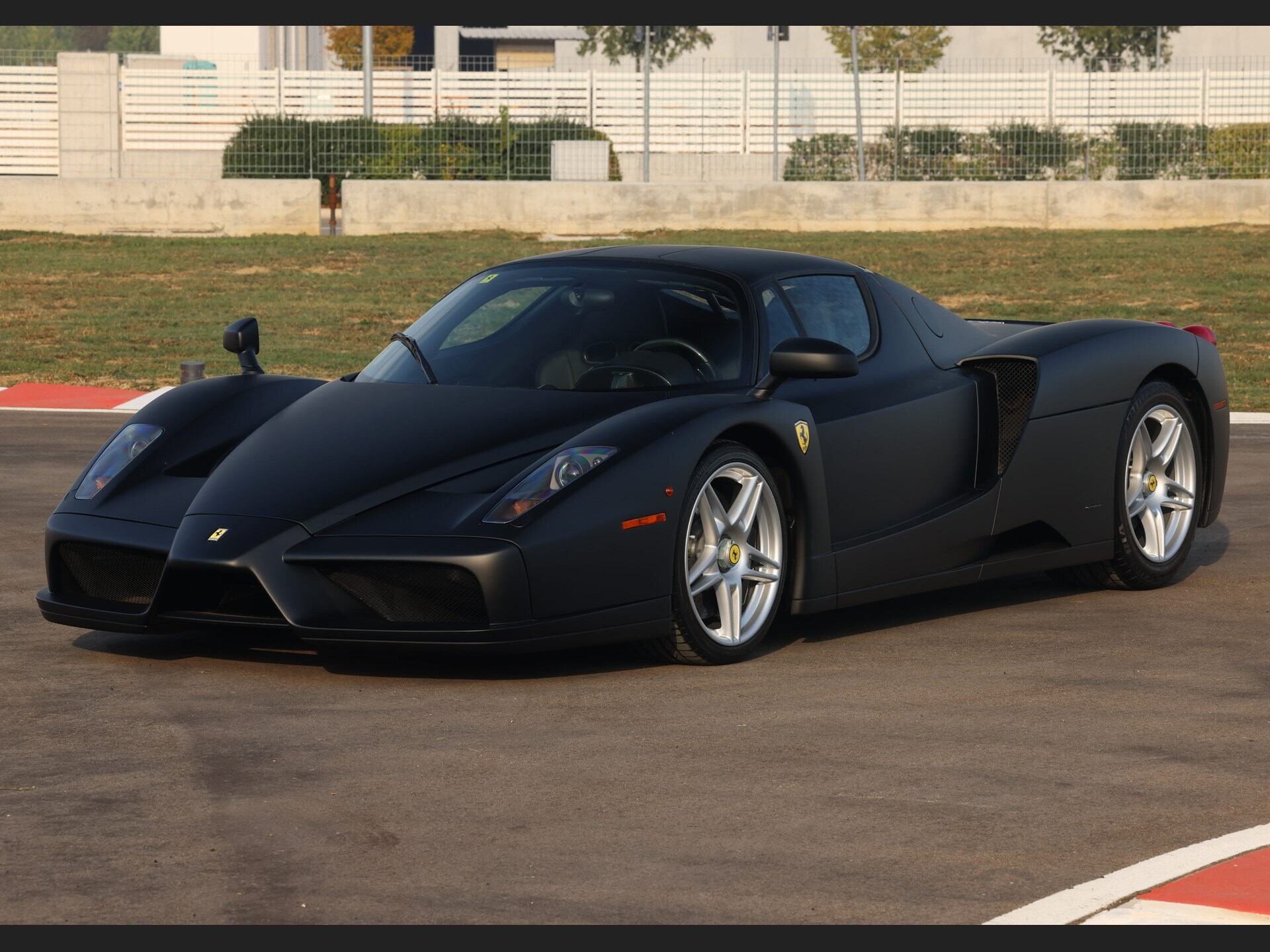 imagen 3 de Sale a subasta un Ferrari Enzo negro mate único excepcional.