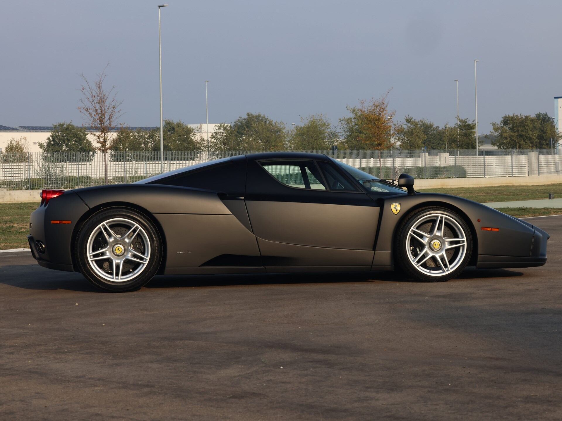 imagen 2 de Sale a subasta un Ferrari Enzo negro mate único excepcional.