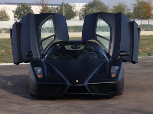 Imagen de Sale a subasta un Ferrari Enzo negro mate único excepcional.