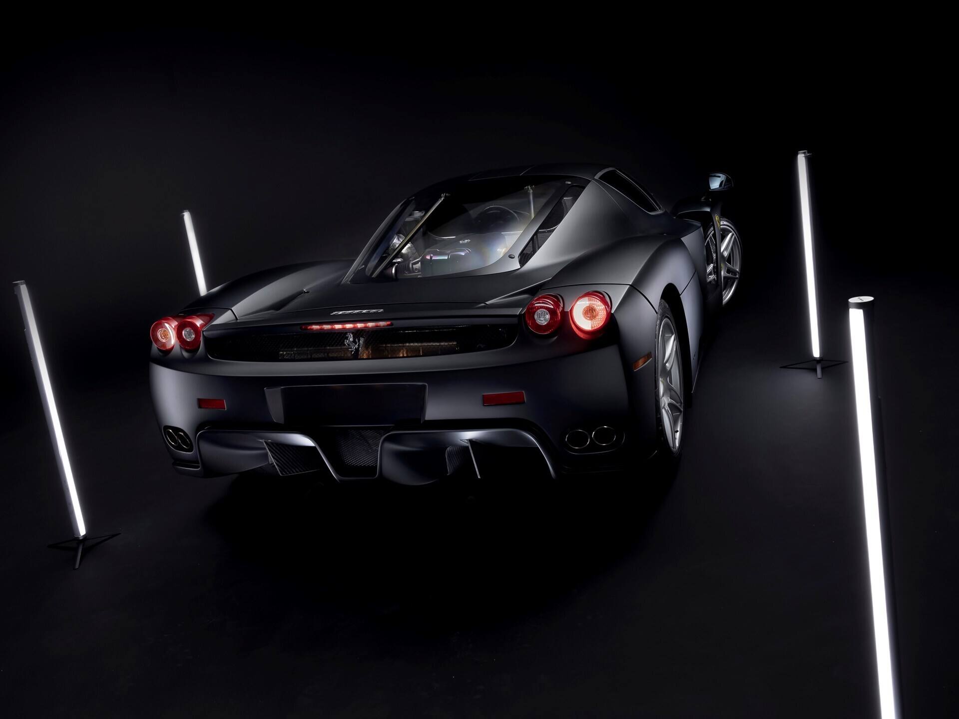 imagen 16 de Sale a subasta un Ferrari Enzo negro mate único excepcional.