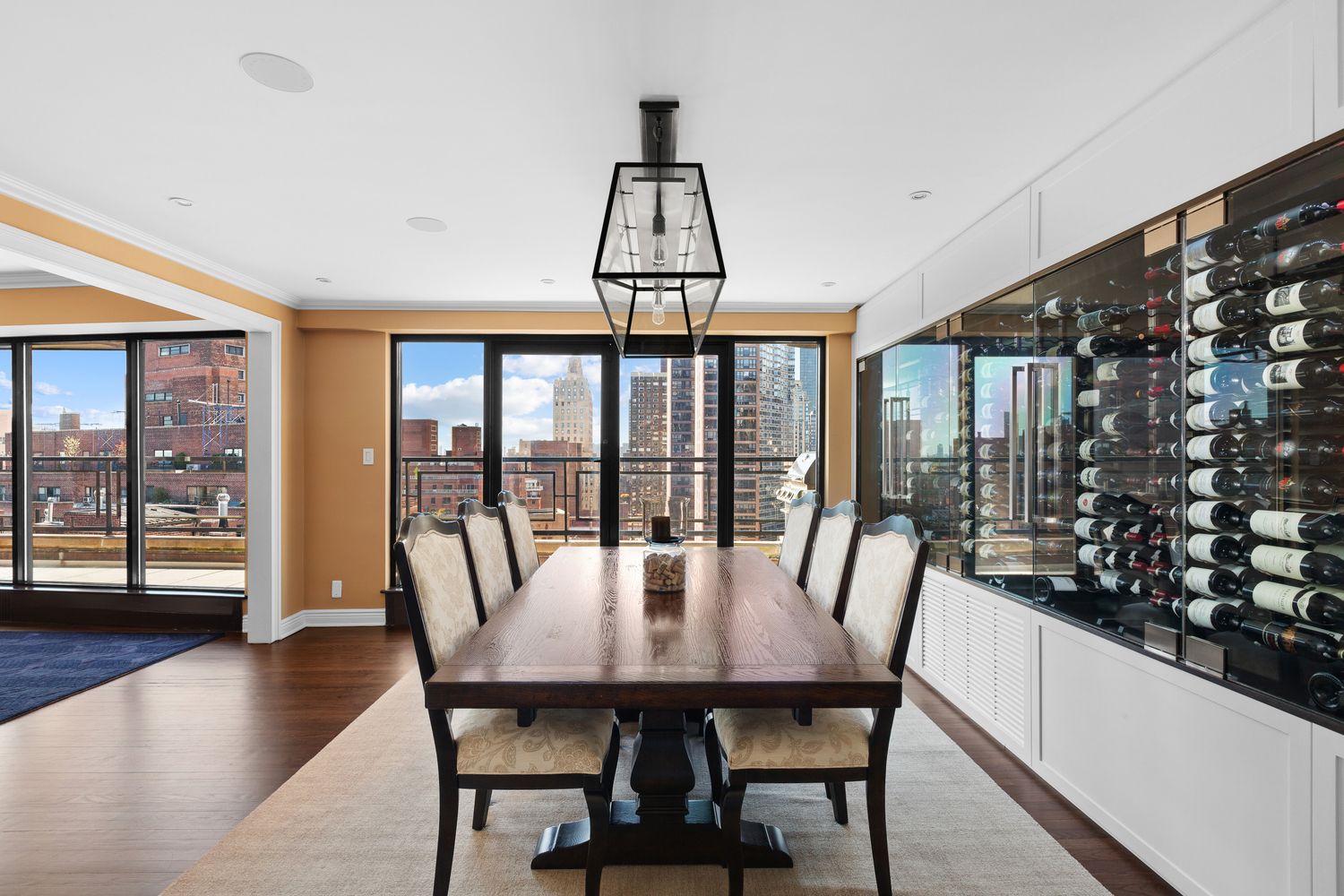 imagen 1 de Se vende un apartamento en Sutton Place que es el sueño de cualquier amante del vino.