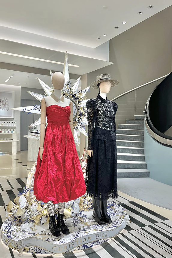 imagen 4 de Así de espectaculares lucen las boutiques Dior en Navidad.