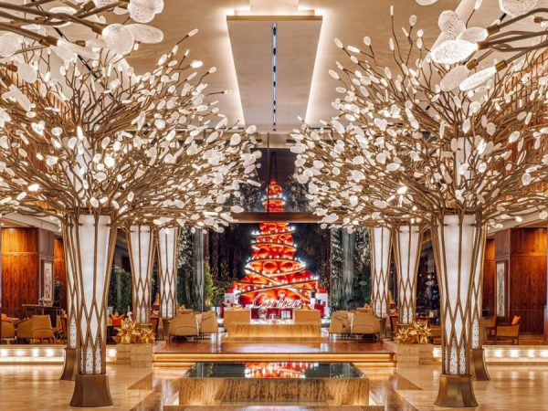 La Navidad del Hotel Mandarin Oriental Jumeira se celebra junto un árbol de Cartier.