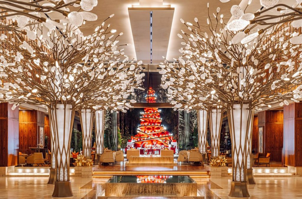 imagen 1 de La Navidad del Hotel Mandarin Oriental Jumeira se celebra junto un árbol de Cartier.