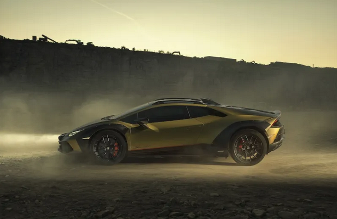 Lamborghini presenta el primer superdeportivo todoterreno con motor V10. La película del Huracan Sterrato.