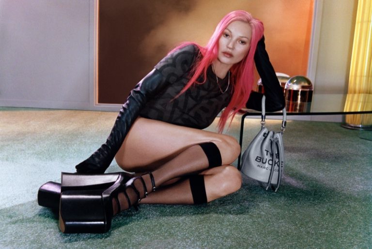 imagen 1 de Marc Jacobs convierte a Kate Moss en la chica del pelo rosa.