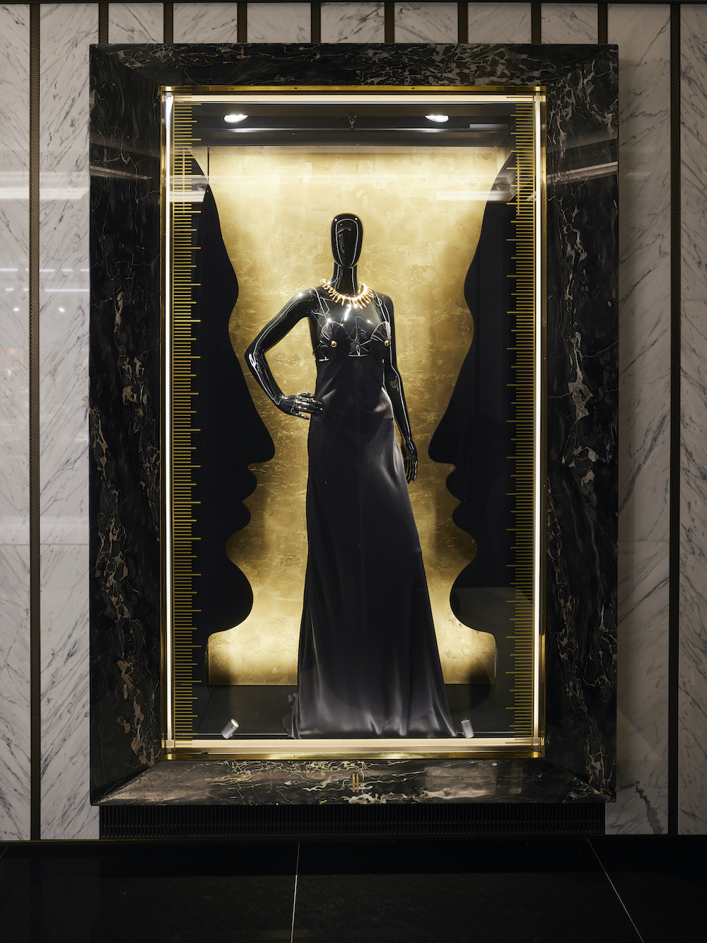 imagen 6 de Schiaparelli estrena boutique en Harrods.