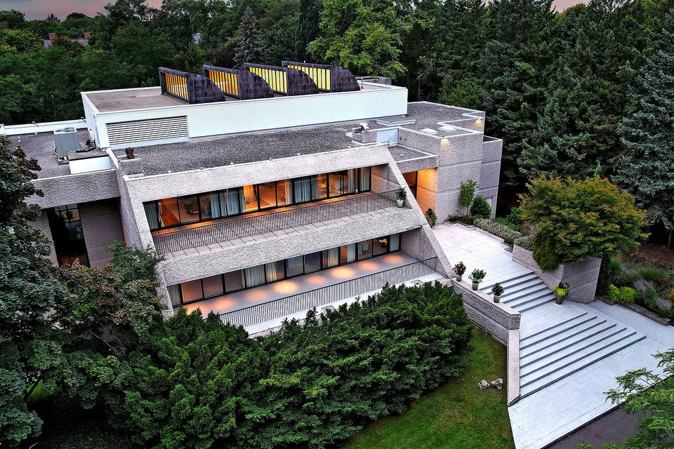 imagen 1 de Sotheby’s vende una imponente casa modernista en Canadá diseñada por el arquitecto John C. Parkin.